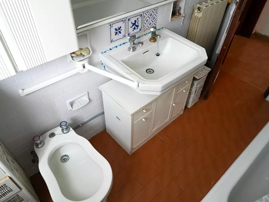 Immagine 28 di Villa in vendita  a Massa