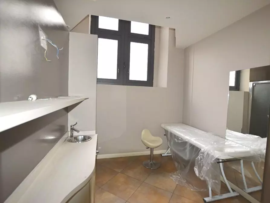 Immagine 4 di Appartamento in vendita  a Lucca