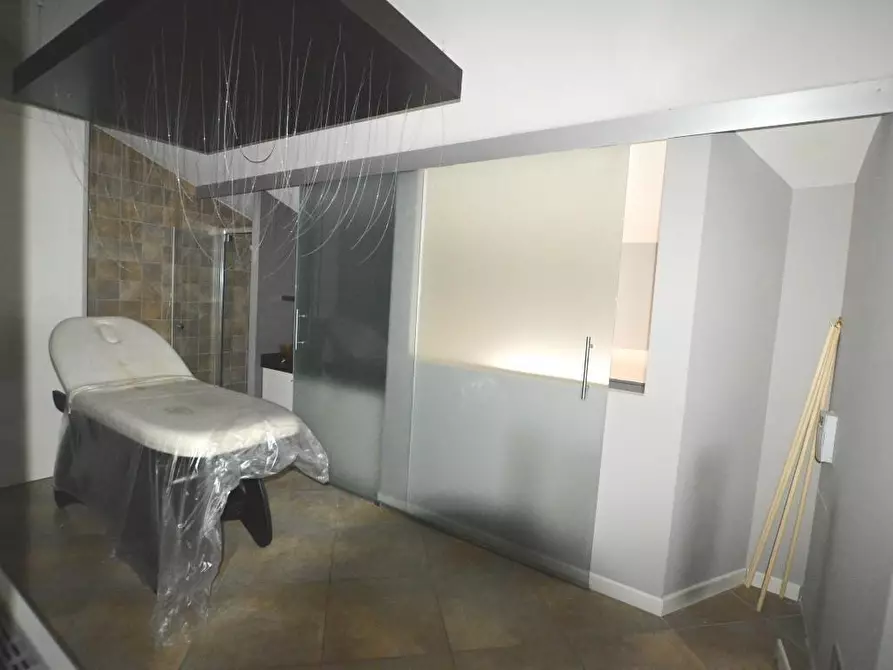 Immagine 13 di Appartamento in vendita  a Lucca