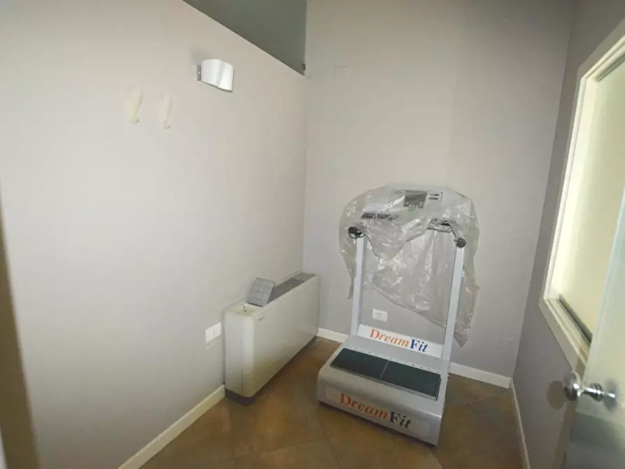 Immagine 16 di Appartamento in vendita  a Lucca