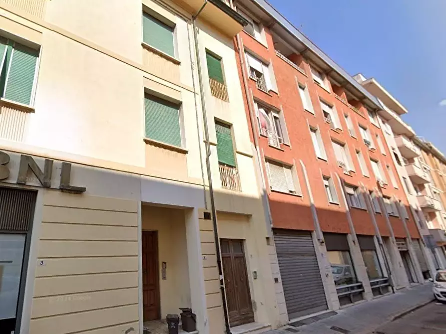 Immagine 2 di Laboratorio in vendita  a Pontedera