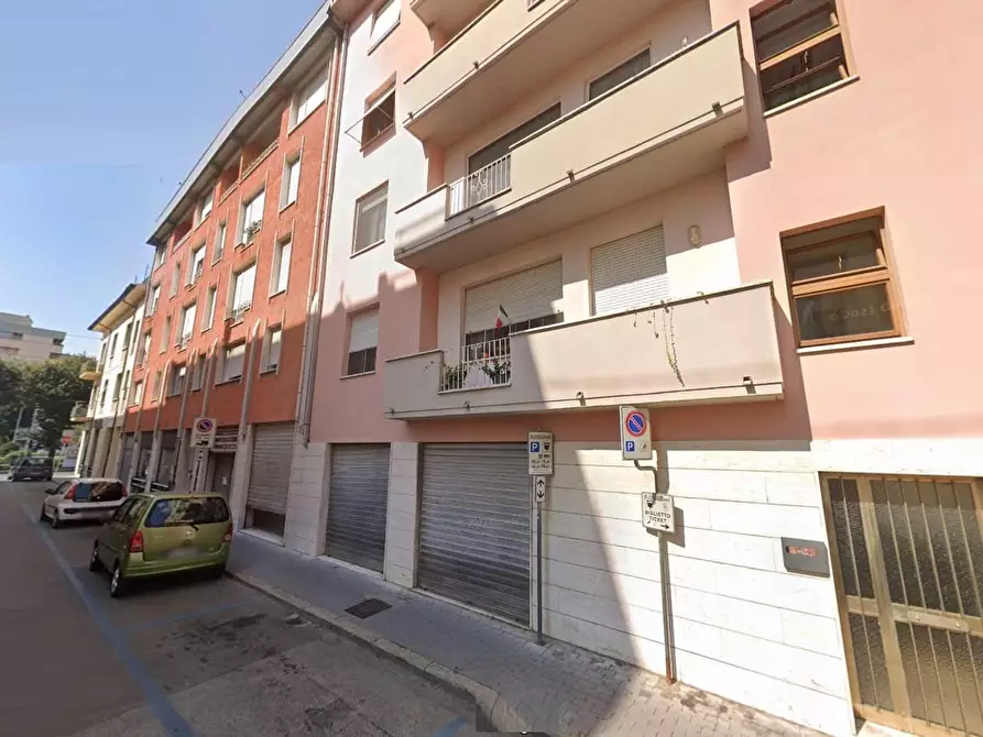 Immagine 1 di Negozio in vendita  a Pontedera