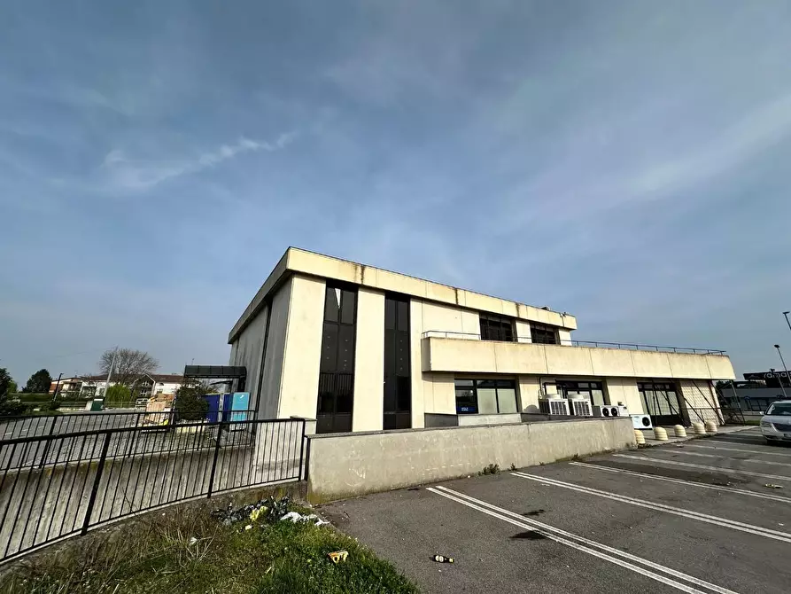 Immagine 3 di Locale commerciale in vendita  a Cornate D'adda