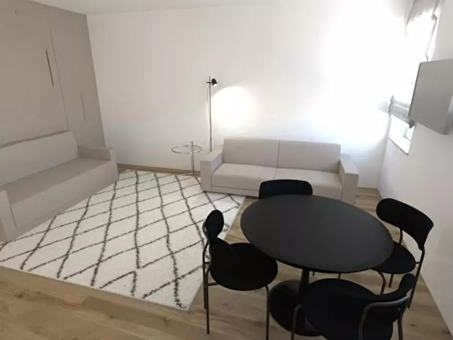 Immagine 2 di Appartamento in vendita  a Siena