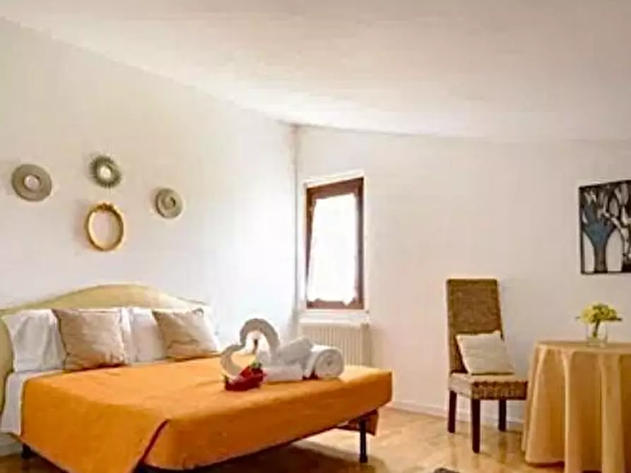 Immagine 3 di Porzione di casa in vendita  a Siena