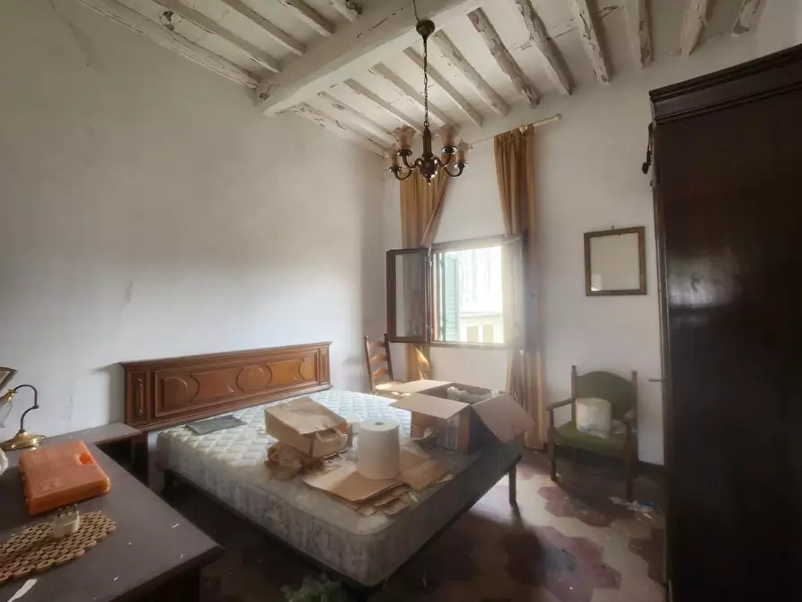 Immagine 11 di Appartamento in vendita  a Lucca