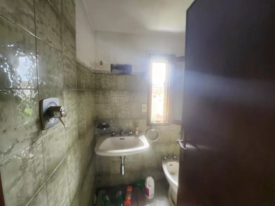 Immagine 16 di Appartamento in vendita  a Lucca