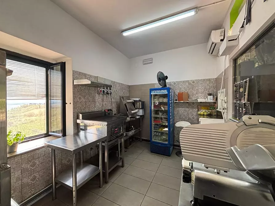 Immagine 8 di Attività commerciale in vendita  a San Gimignano