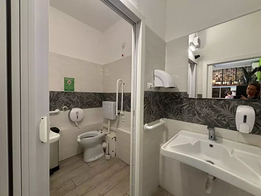 Immagine 10 di Attività commerciale in vendita  a San Gimignano