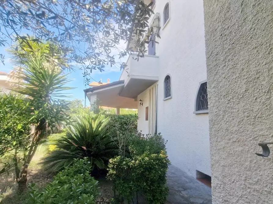 Immagine 2 di Villa in vendita  a Viareggio