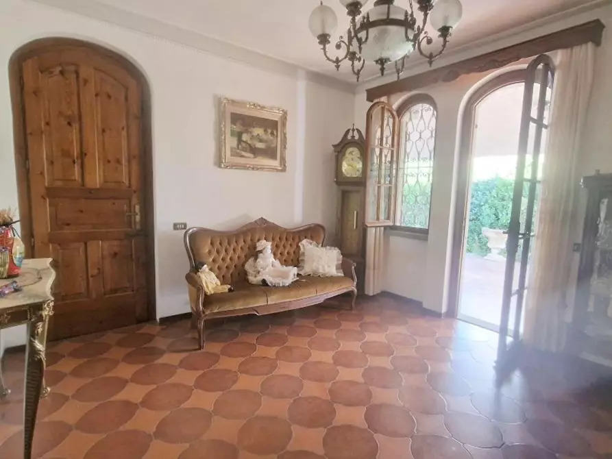 Immagine 3 di Villa in vendita  a Viareggio