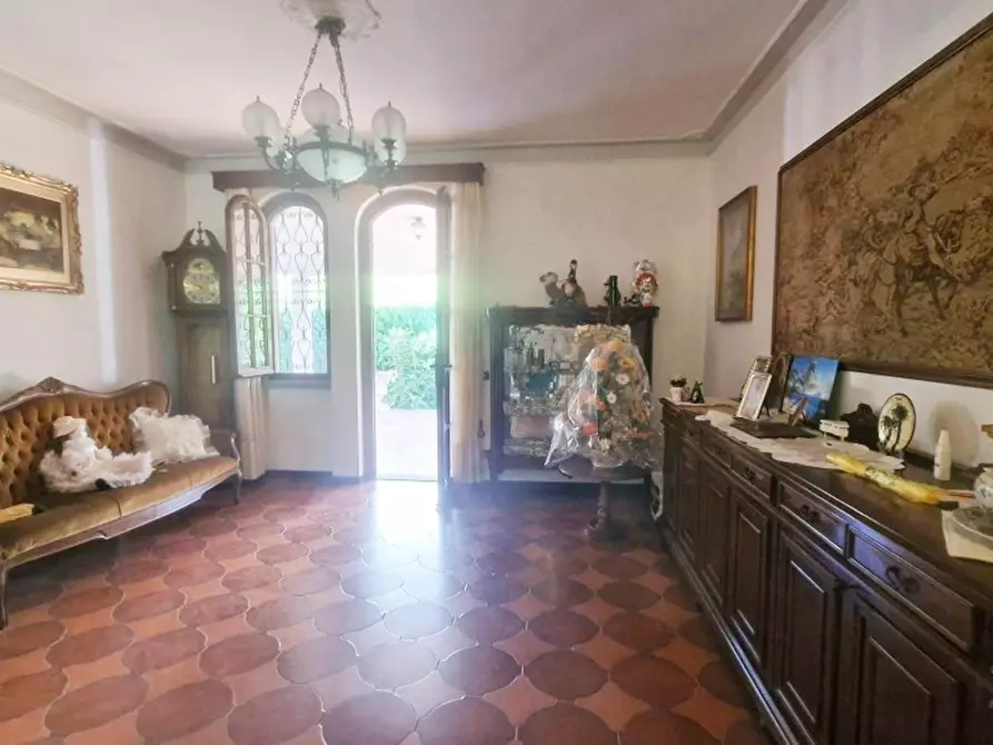 Immagine 4 di Villa in vendita  a Viareggio