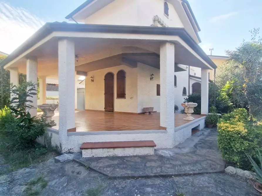 Immagine 1 di Villa in vendita  a Viareggio