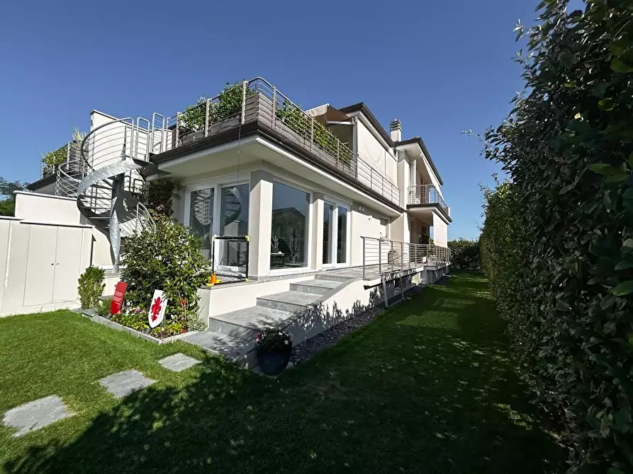 Immagine 3 di Casa bifamiliare in vendita  a Camaiore