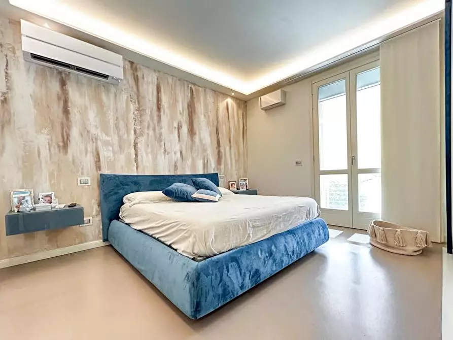 Immagine 30 di Casa bifamiliare in vendita  a Camaiore