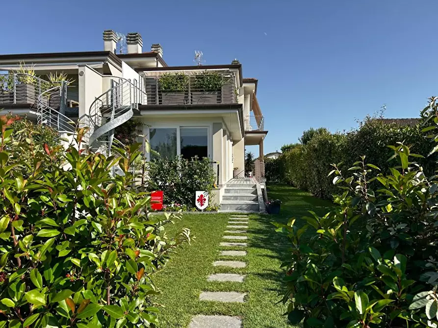 Immagine 2 di Casa bifamiliare in vendita  a Camaiore