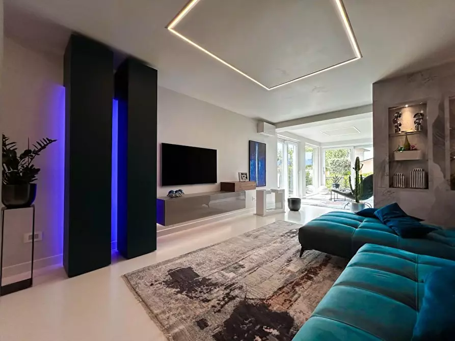 Immagine 1 di Casa bifamiliare in vendita  a Camaiore