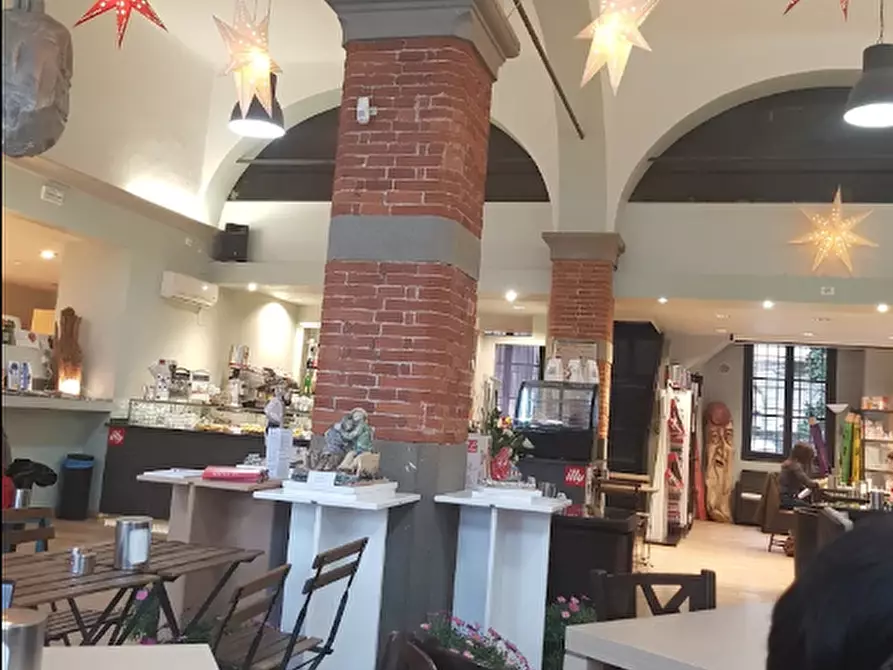 Immagine 6 di Locale commerciale in vendita  a Lucca