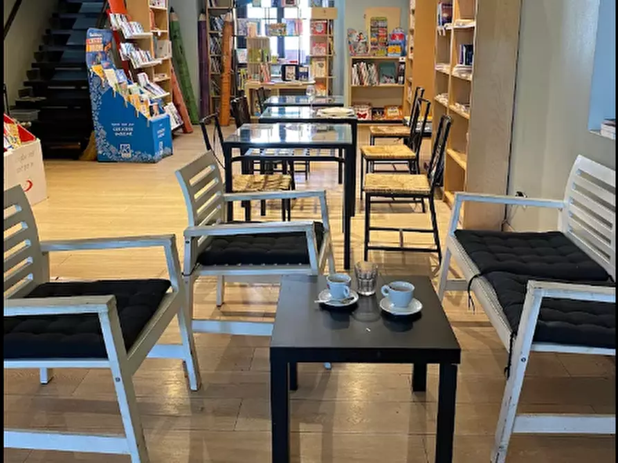 Immagine 7 di Locale commerciale in vendita  a Lucca