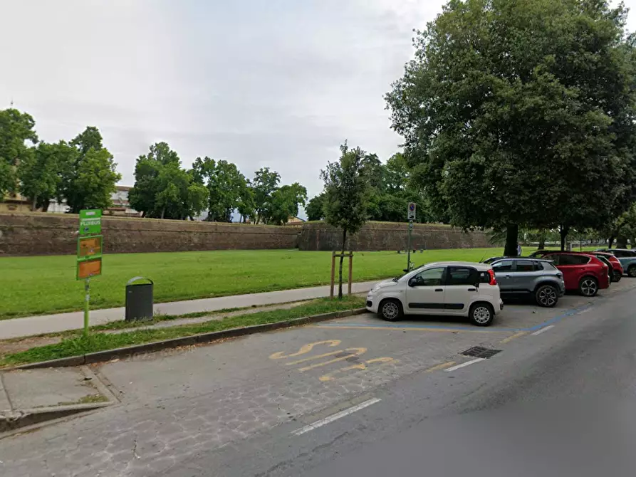 Immagine 10 di Locale commerciale in vendita  a Lucca