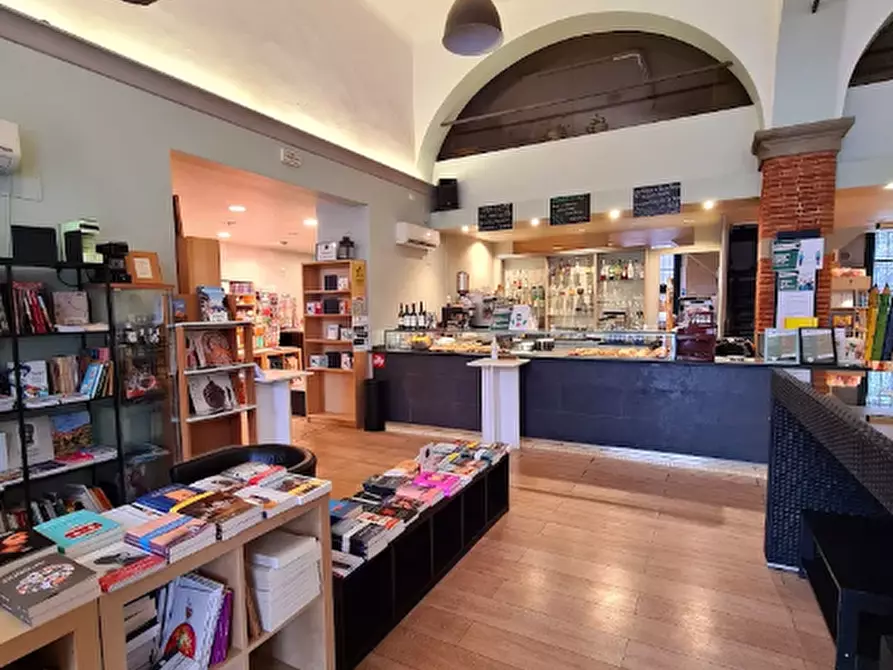 Immagine 5 di Locale commerciale in vendita  a Lucca