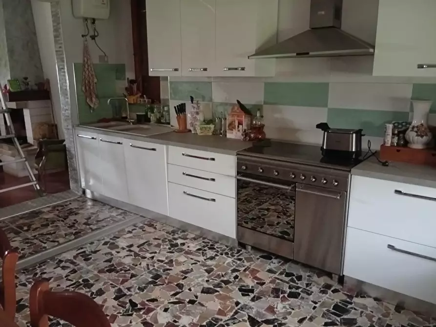 Immagine 1 di Villa in vendita  a Cascina