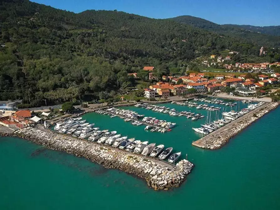 Immagine 4 di Villa in vendita  a Ameglia