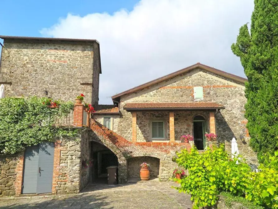 Immagine 8 di Casa colonica in vendita  a Filattiera