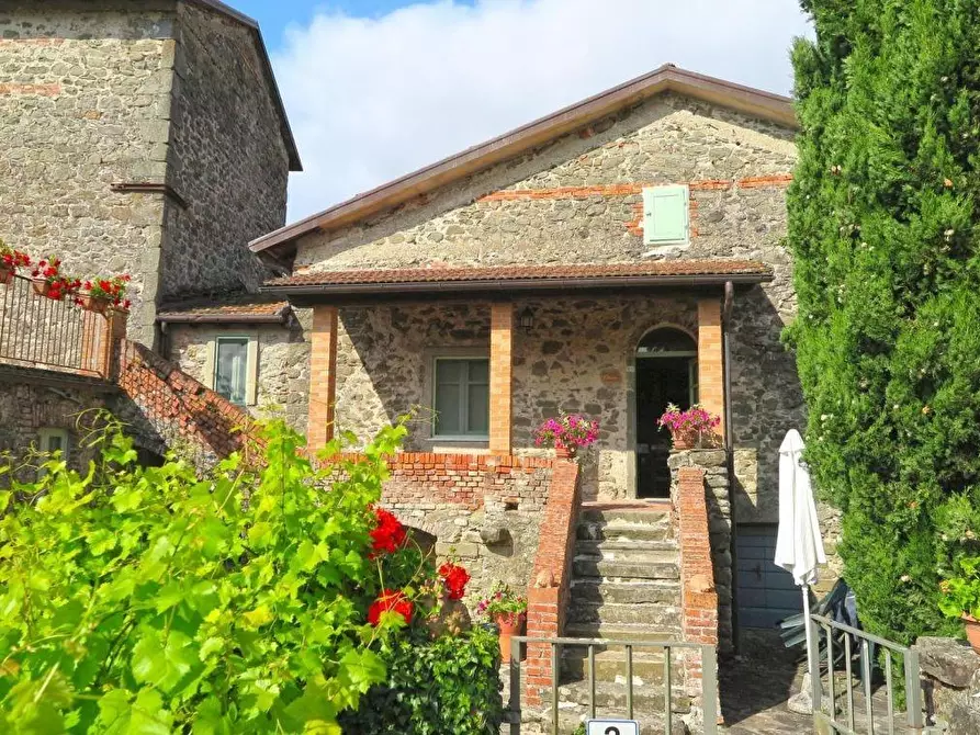 Immagine 9 di Casa colonica in vendita  a Filattiera