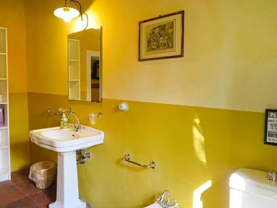 Immagine 22 di Casa colonica in vendita  a Filattiera