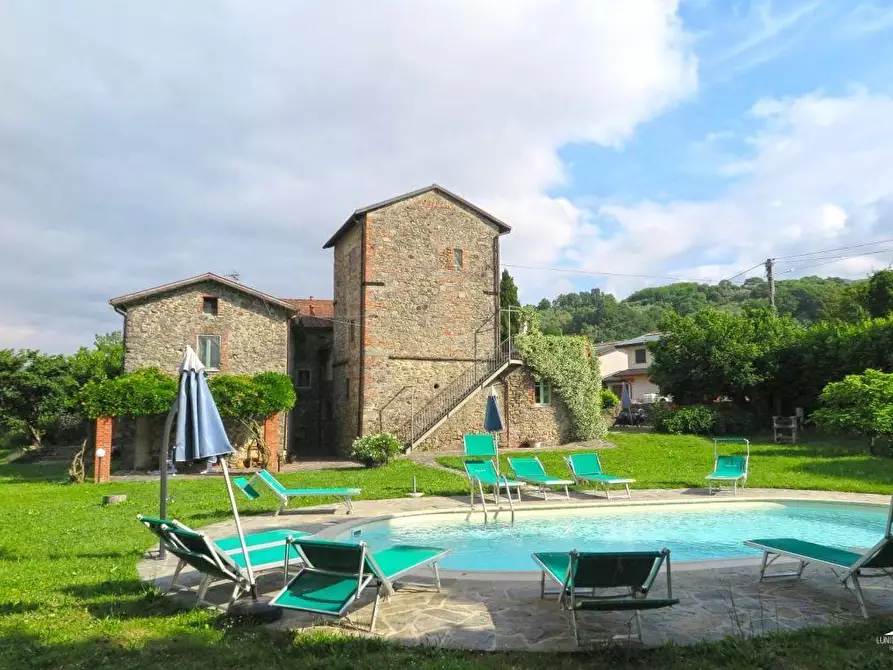 Immagine 1 di Casa colonica in vendita  a Filattiera