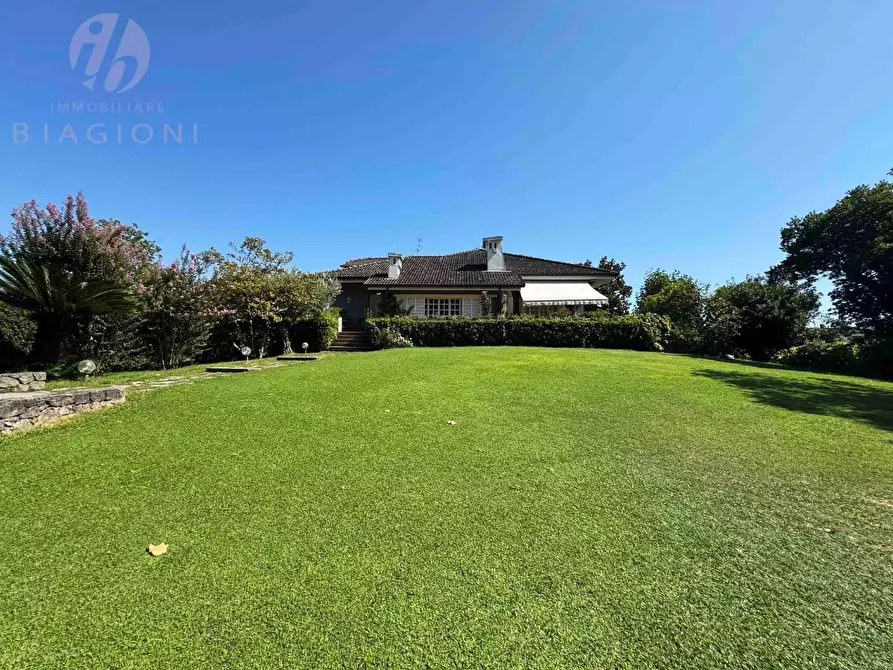 Immagine 2 di Villa in vendita  a Pietrasanta