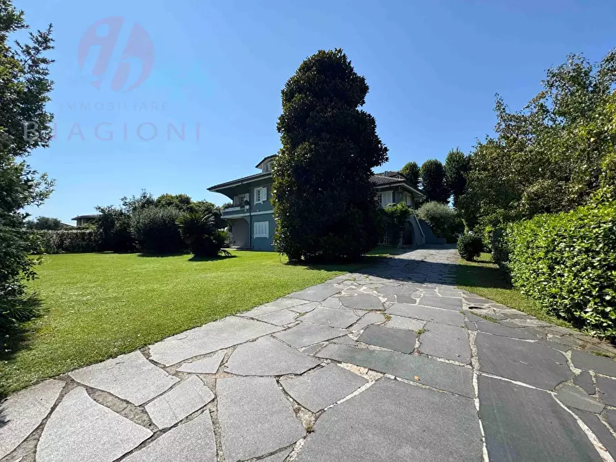 Immagine 3 di Villa in vendita  a Pietrasanta