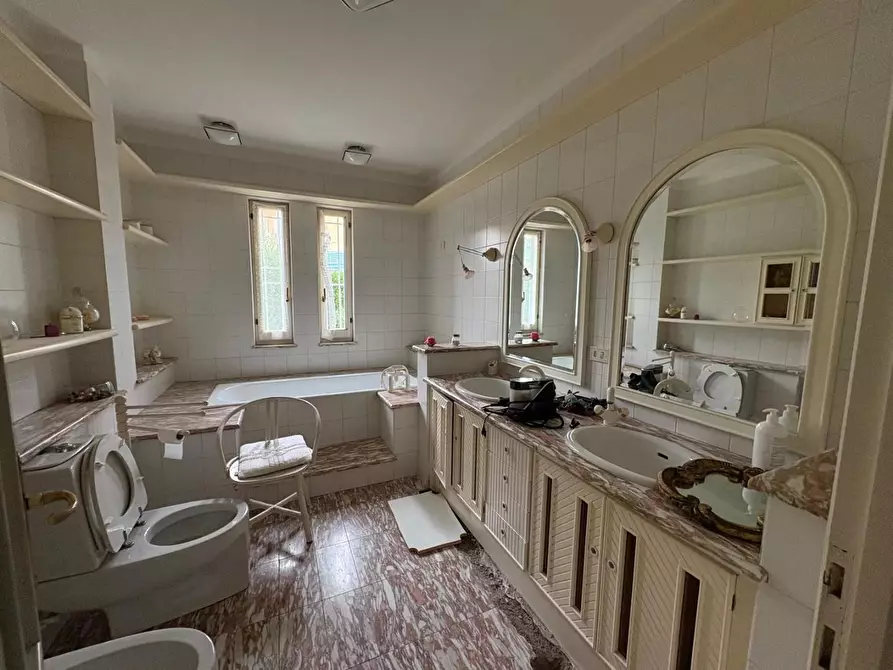 Immagine 19 di Villa in vendita  a Massa