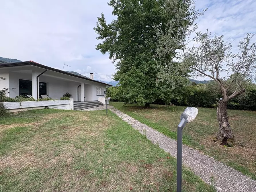 Immagine 3 di Villa in vendita  a Massa