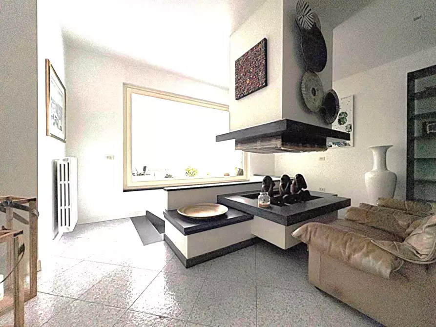 Immagine 10 di Villa in vendita  a Massa