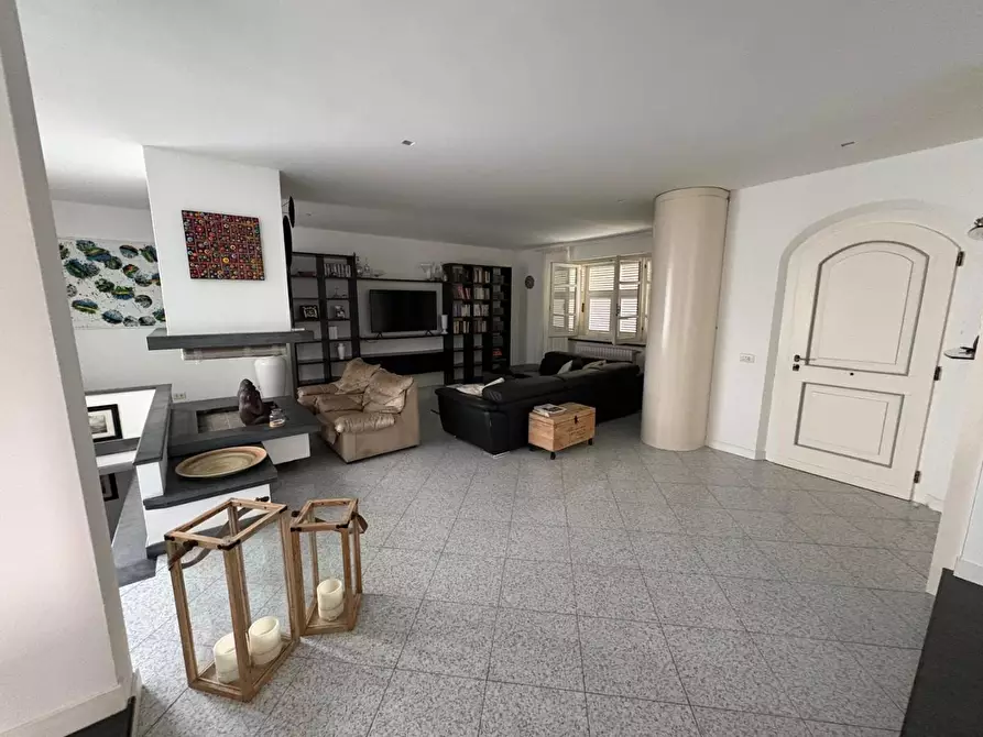 Immagine 6 di Villa in vendita  a Massa