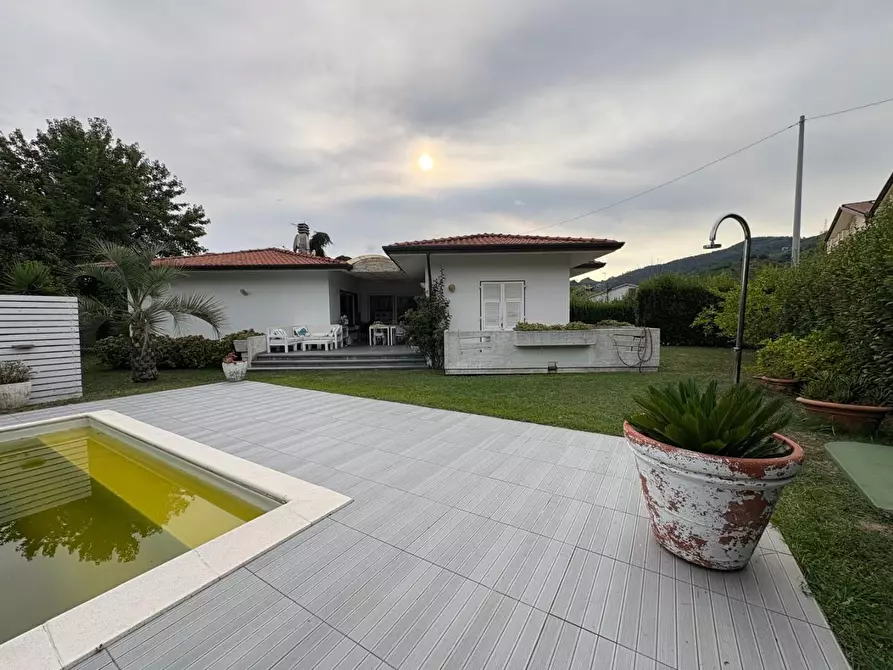 Immagine 30 di Villa in vendita  a Massa