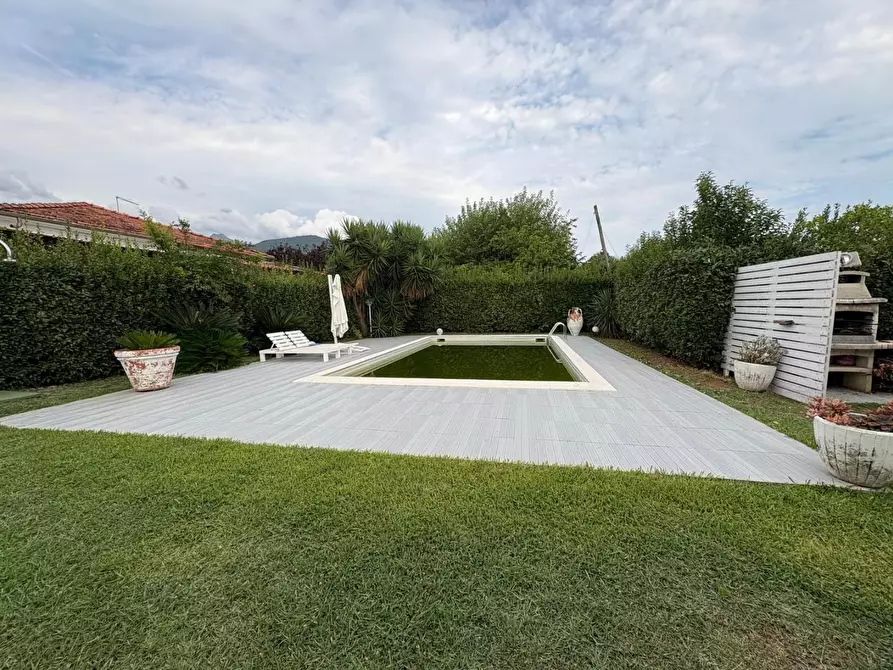 Immagine 5 di Villa in vendita  a Massa