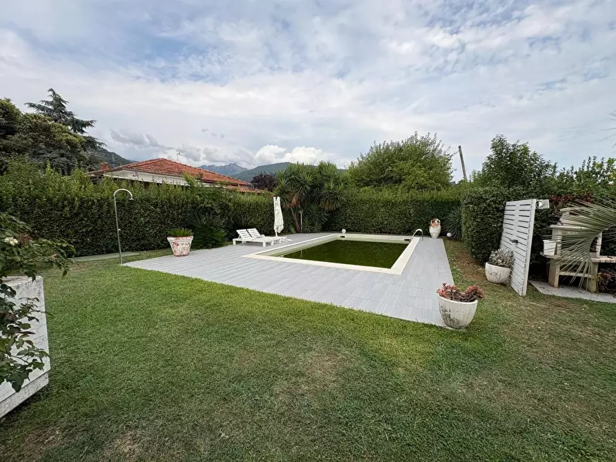 Immagine 4 di Villa in vendita  a Massa