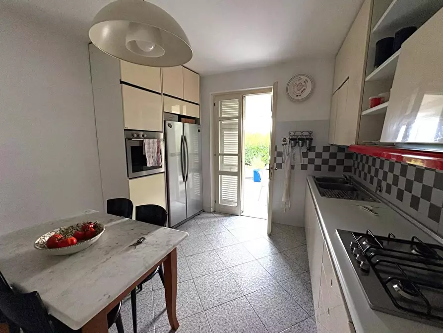 Immagine 13 di Villa in vendita  a Massa