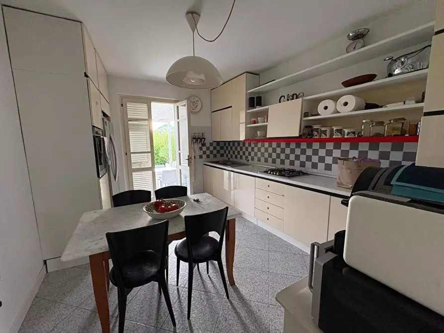 Immagine 12 di Villa in vendita  a Massa