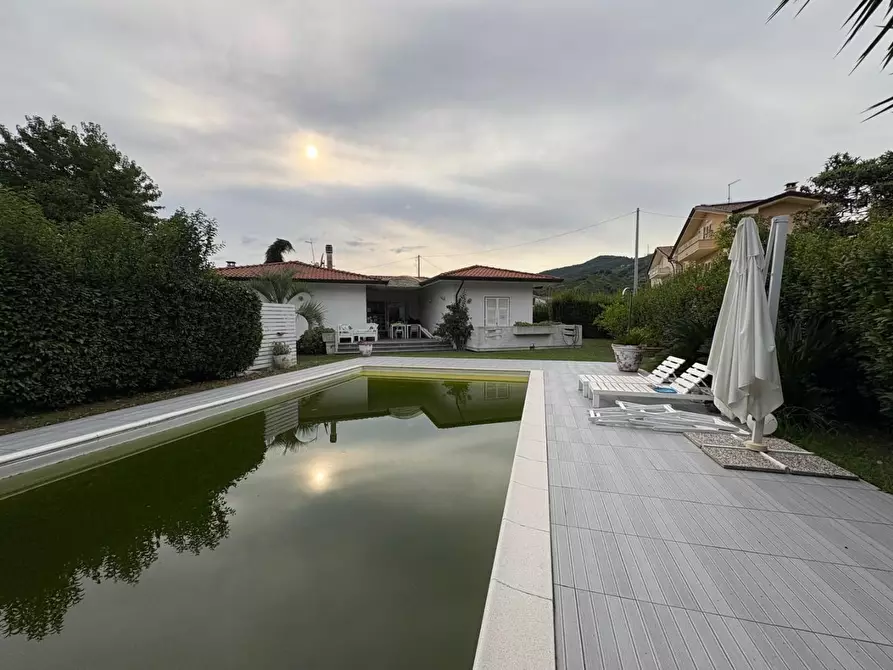 Immagine 28 di Villa in vendita  a Massa