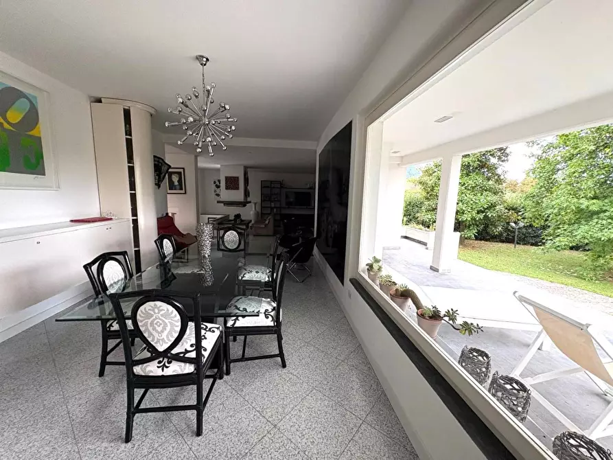 Immagine 9 di Villa in vendita  a Massa