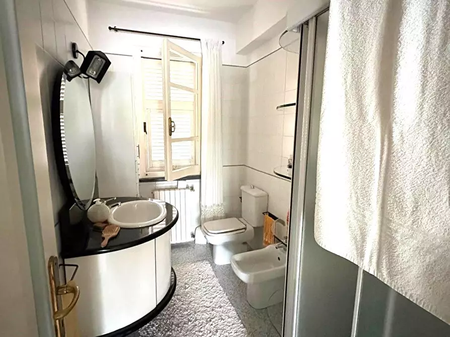 Immagine 17 di Villa in vendita  a Massa