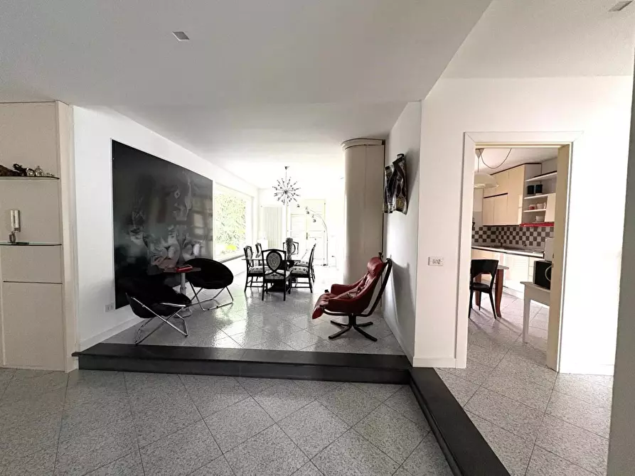 Immagine 8 di Villa in vendita  a Massa