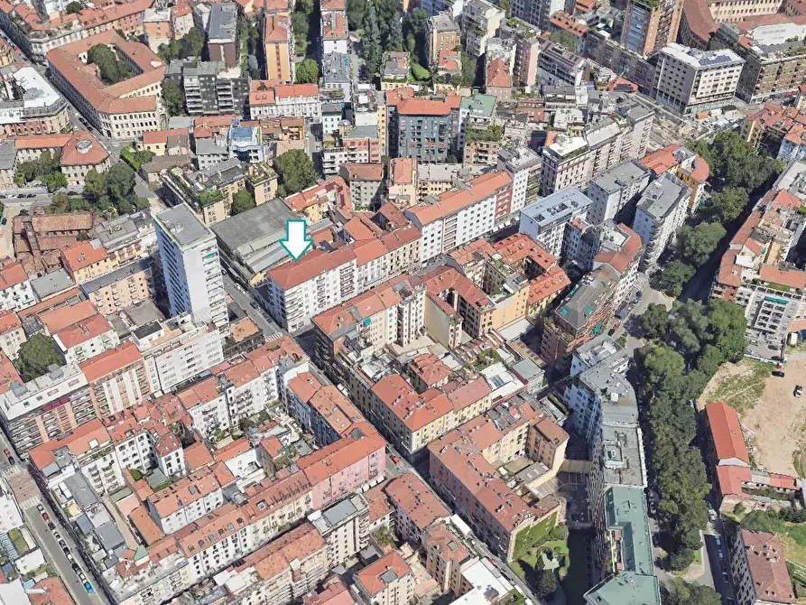 Immagine 2 di Magazzino in vendita  a Milano