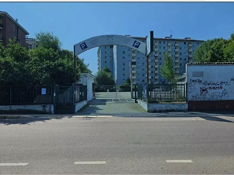 Immagine 1 di Garage in vendita  a Milano