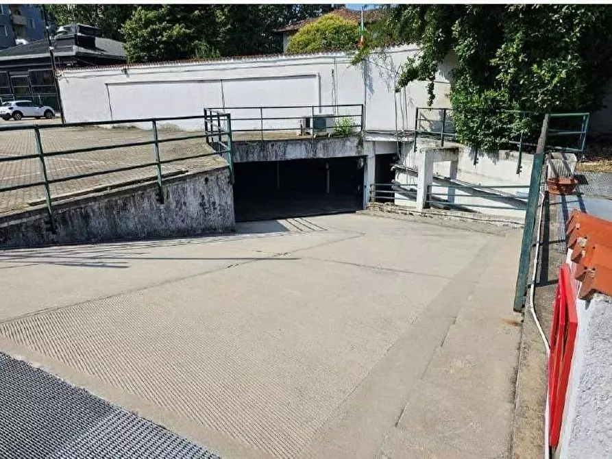 Immagine 2 di Garage in vendita  a Milano