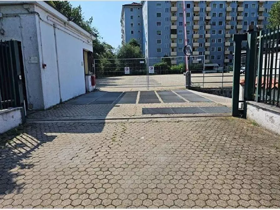 Immagine 3 di Garage in vendita  a Milano